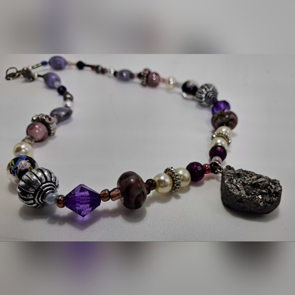 Silver Tone Glass Beaded Necklace With Druzy Pendant - Picture 4 of 6